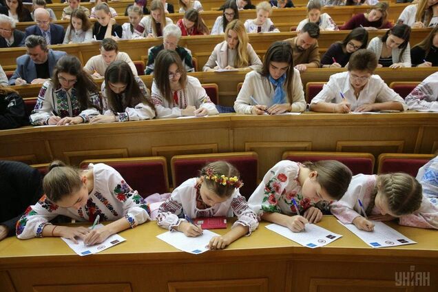 Названы самые распространенные ошибки Радиодиктанта 2025: как надо было писать 'інтерсіті' и 'між'яр'я'