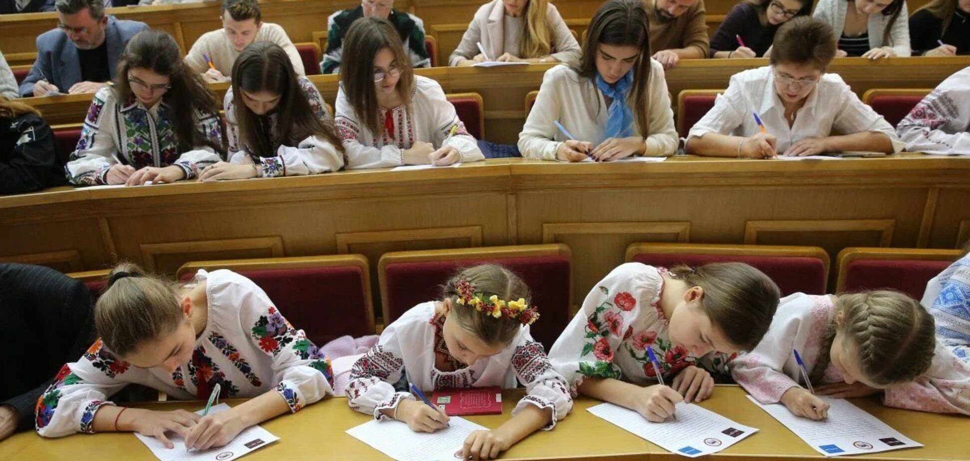 Названы самые распространенные ошибки Радиодиктанта 2025: как надо было писать 'інтерсіті' и 'між'яр'я'