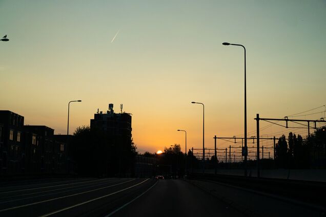 Ілюстрація - міський пейзаж під час заходу сонця