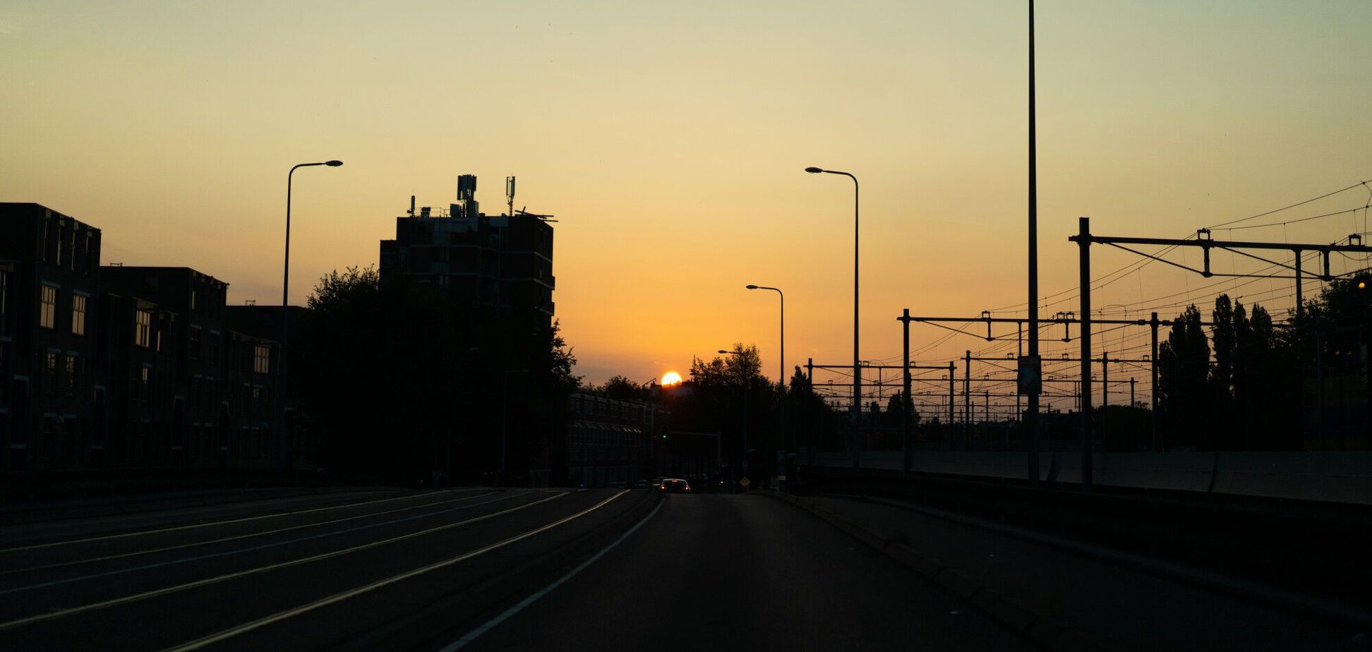 Иллюстрация - городской пейзаж во время заката солнца