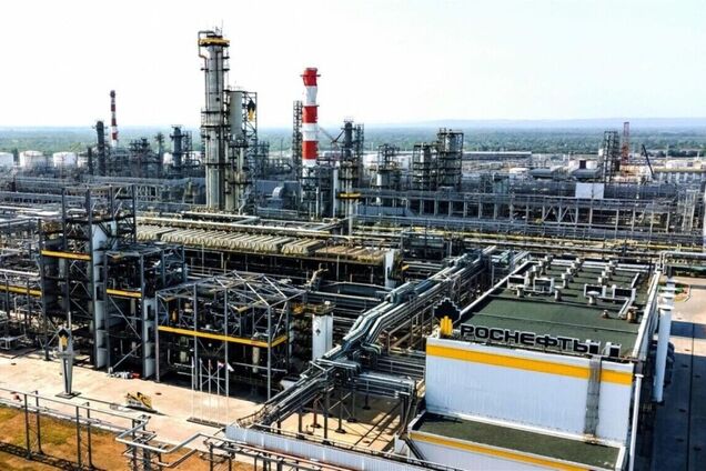 Під прицілом був НПЗ: дрони атакували Новокуйбишевськ, кажуть про прильоти. Відео