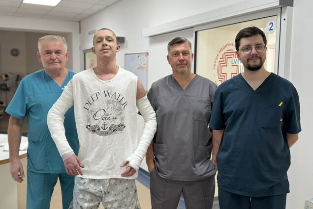 'Міг загинути': у Львові медики врятували 19-річного хлопця, який отримав опіки 60% тіла, коли фарбував дах. Фото