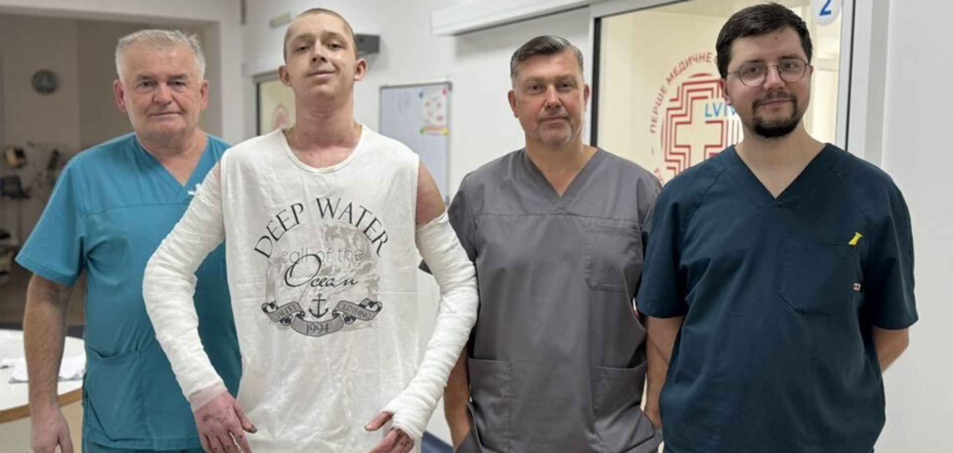 'Міг загинути': у Львові медики врятували 19-річного хлопця, який отримав опіки 60% тіла, коли фарбував дах. Фото