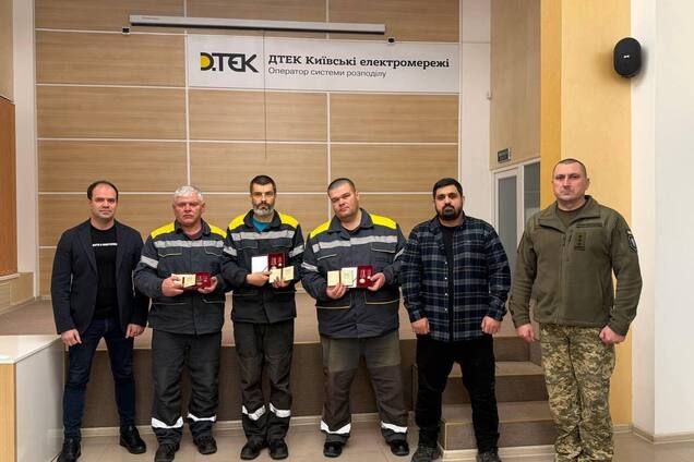 Трое энергетиков ДТЭК получили награды от КГВА за ремонты после обстрелов