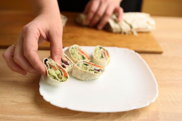 Закусочные рулетики с красной рыбой на Новый год: делимся элементарным рецептом