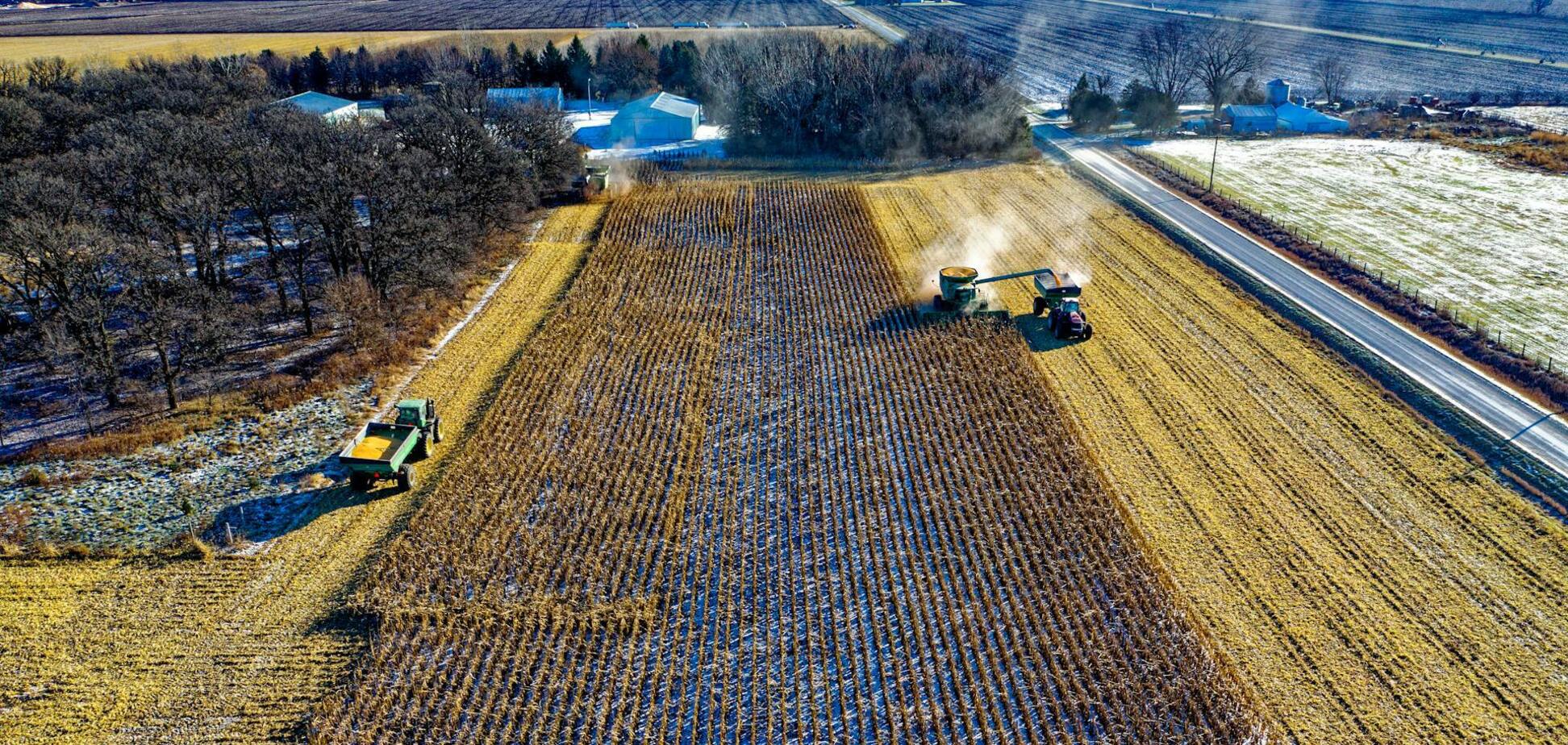 Почему в СССР почти все тракторы были синего цвета: причин несколько