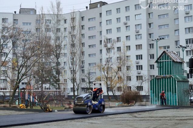 В Днепре продолжается масштабное обновление двора на Победе, который пострадал от российской атаки