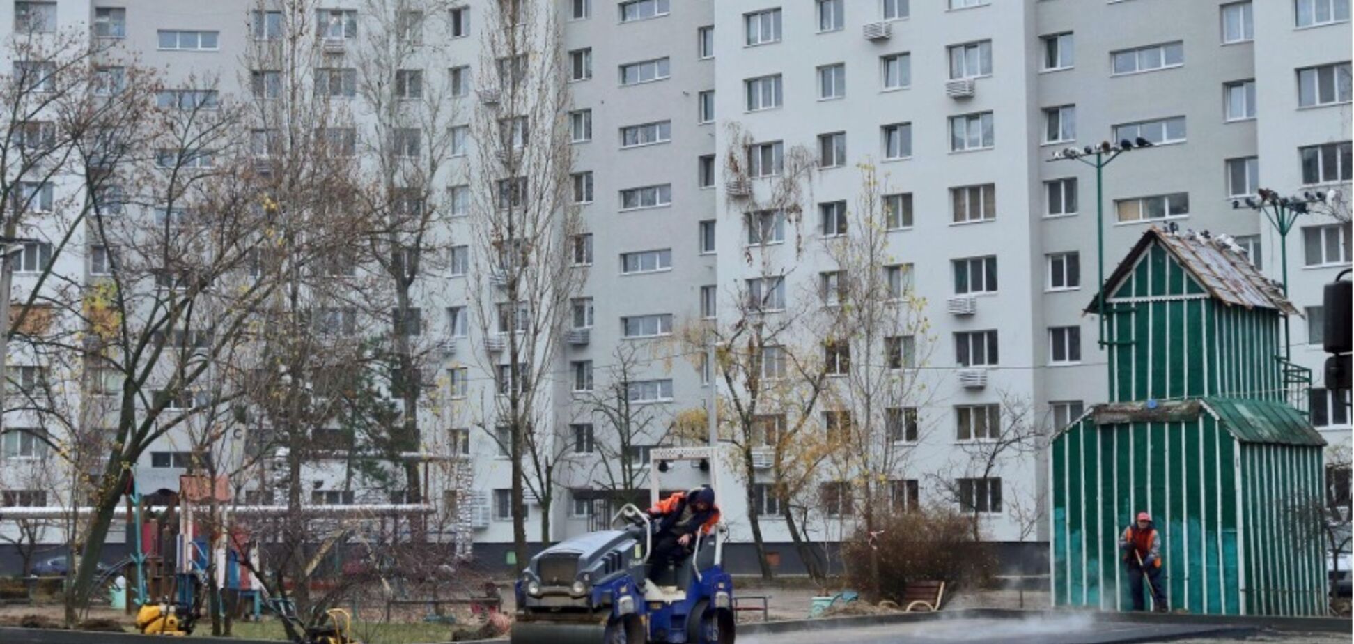 В Днепре продолжается масштабное обновление двора на Победе, который пострадал от российской атаки