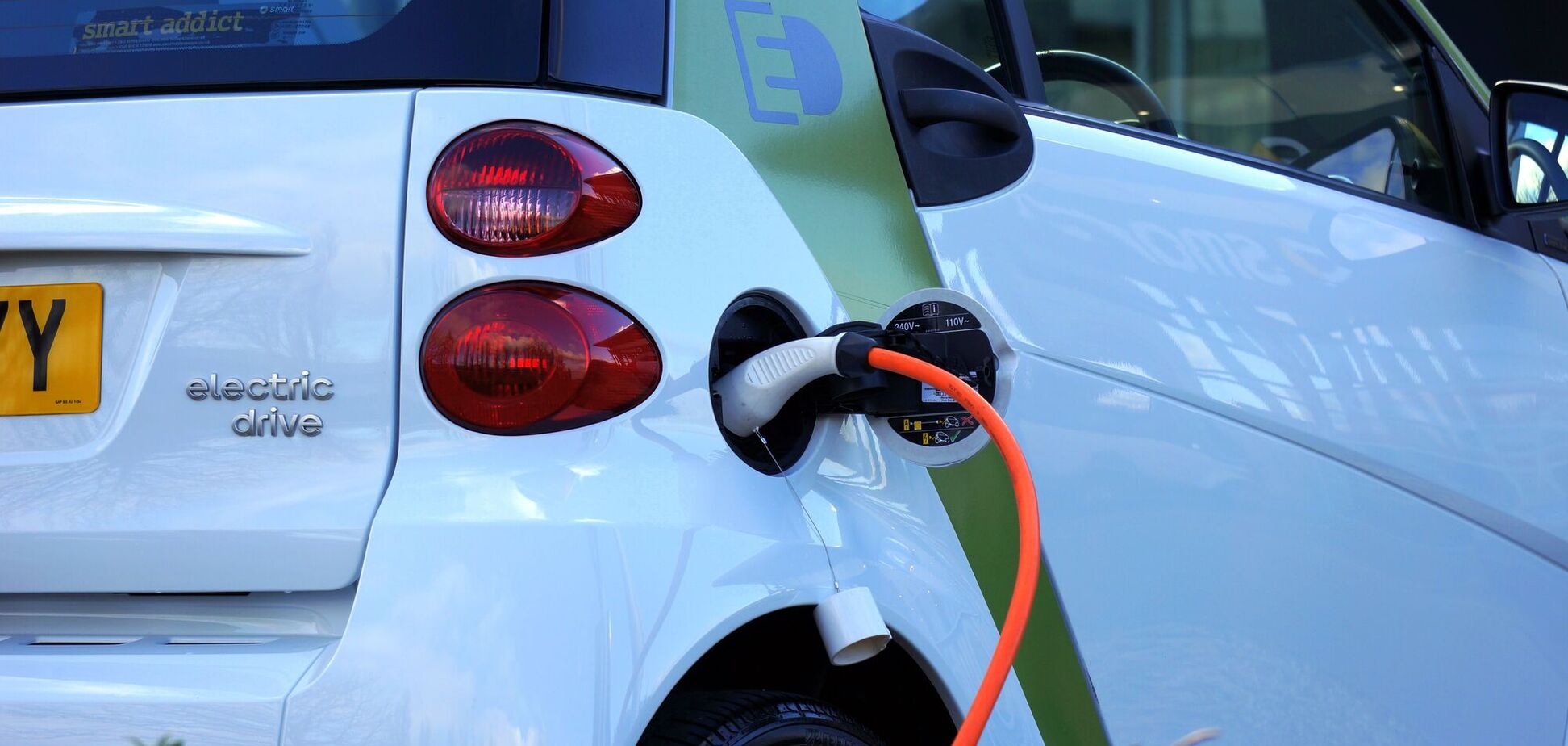 Иллюстрация - электромобиль, зарядка