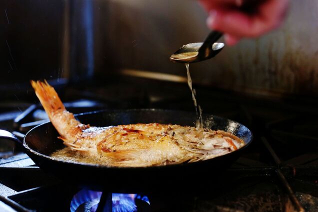 Не обвалюйте рибу в борошні: як правильно смажити, щоб не було запаху і бризок олії