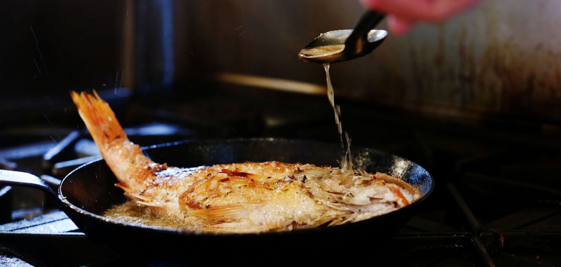 Не обвалюйте рибу в борошні: як правильно смажити, щоб не було запаху і бризок олії