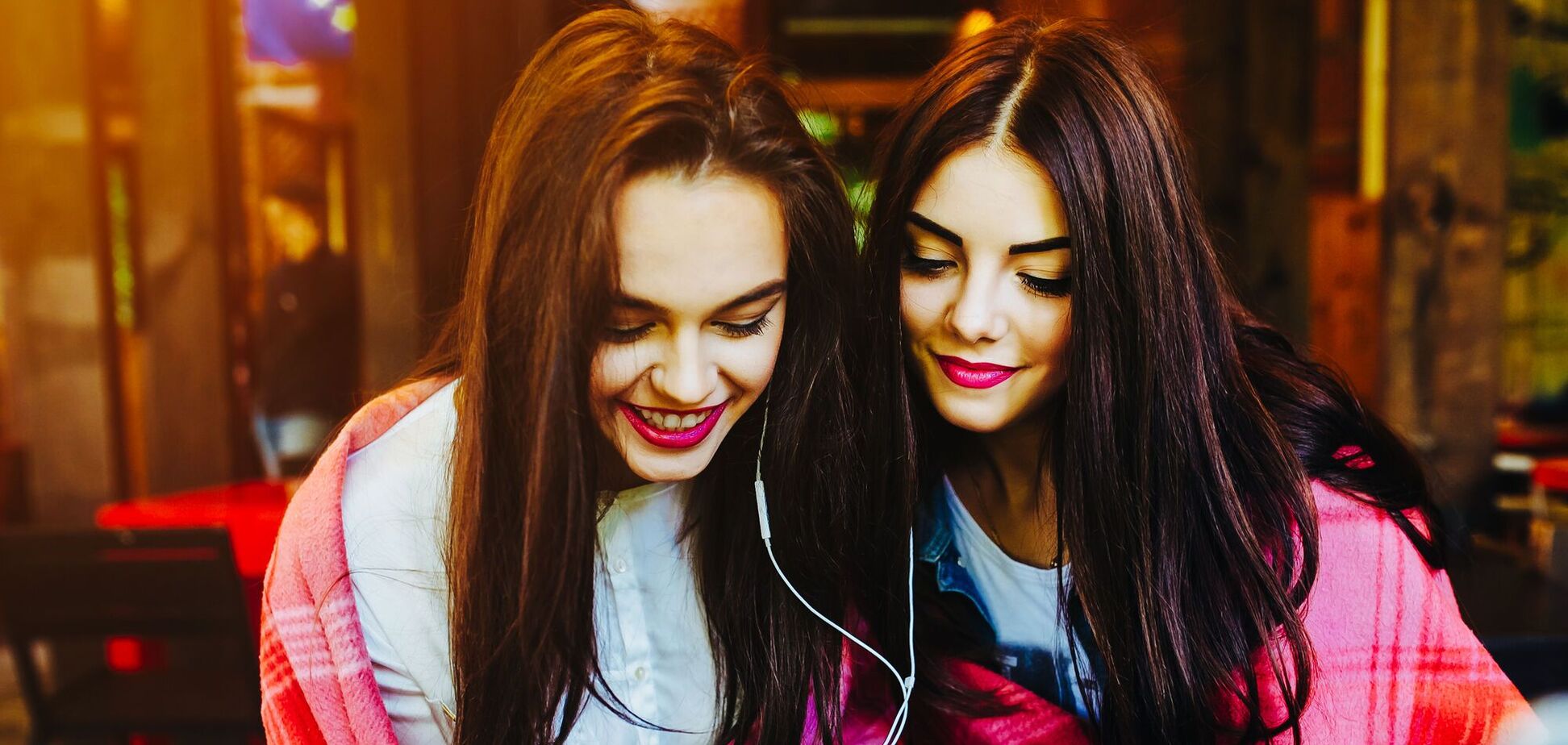 Девушки играют в слоты онлайн. Иллюстрация