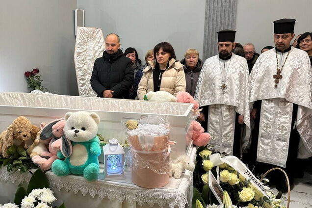 Боролась за життя 9 днів: у Тернополі прощались із 12-річною жертвою атаки РФ, люди несли іграшки і квіти. Фото, відео