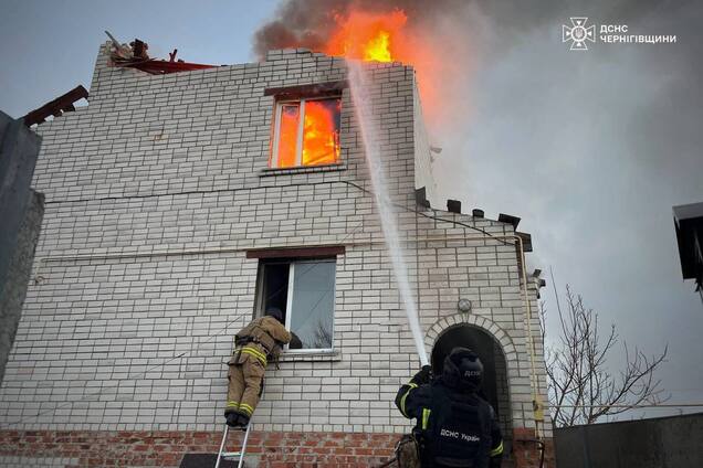 Били по будинках, авто, енергосистемі: на Чернігівщині є поранені через атаку РФ. Фото