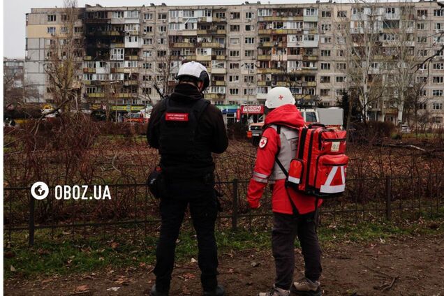 Российская ракета убила прохожего в Киеве, есть раненые: эксклюзивные фото и видео с места