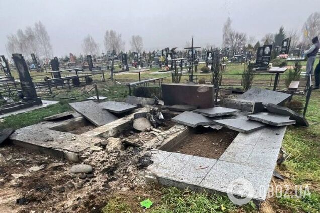 Враг не дает покоя даже мертвым: под Киевом российский 'Шахед' повредил кладбище. Фото