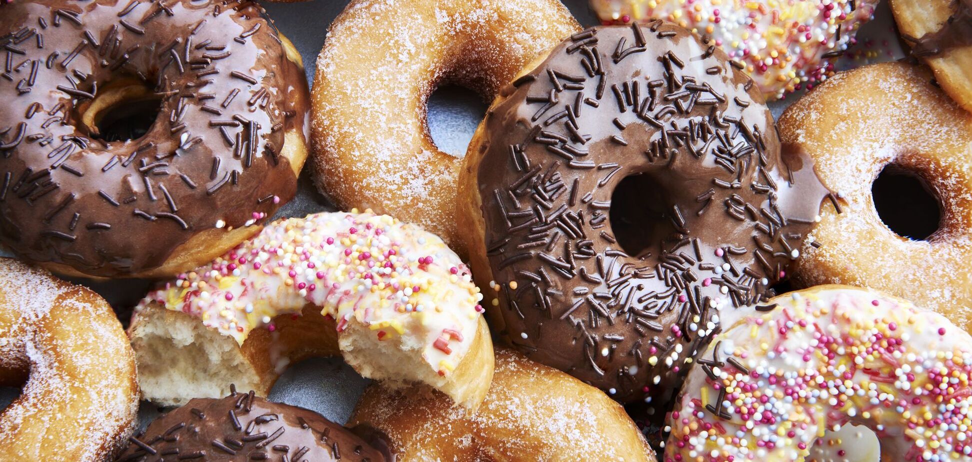 Сладкие домашние пончики в сахарной пудре: очень быстро жарятся на сковородке