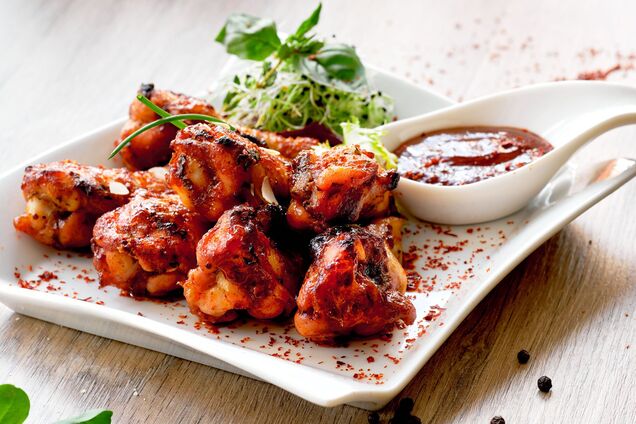 Сочные жареные крылья в пивной глазури: делимся быстрым рецептом мяса на сковородке