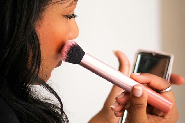 Ваше лицо мгновенно преобразится: три способа нанесения румян