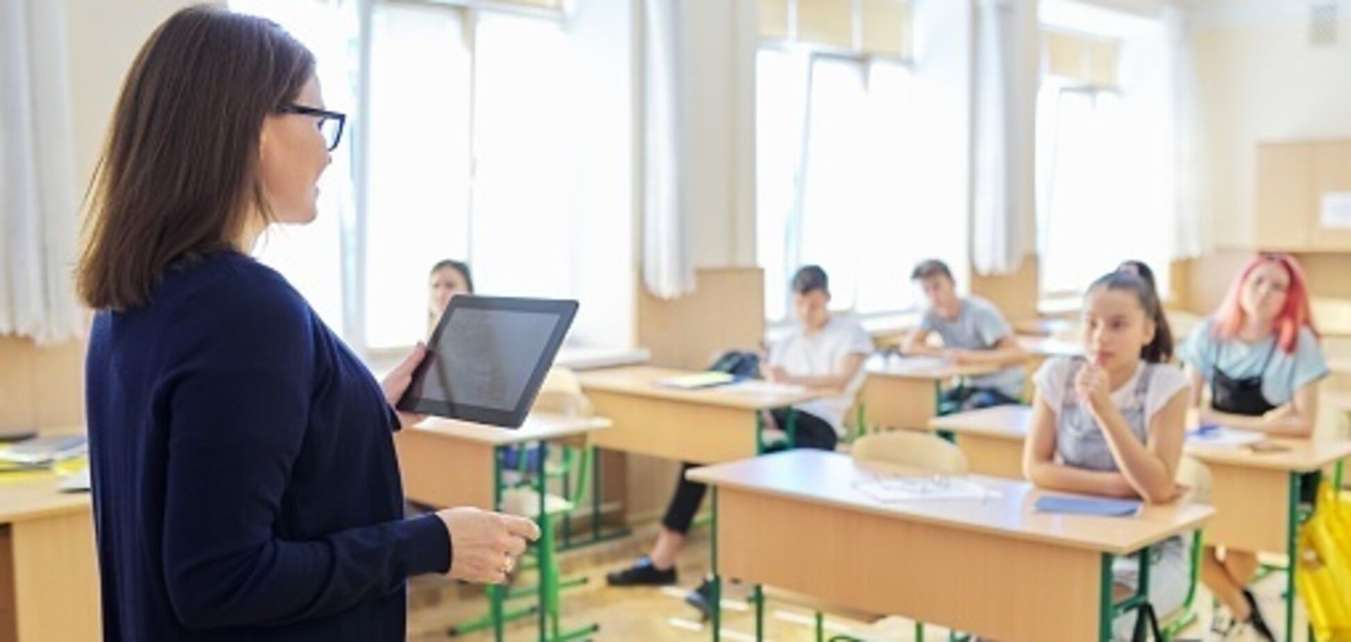 Сколько времени нужно учителю в разных странах Европы, чтобы заработать на дом: Украина отстает