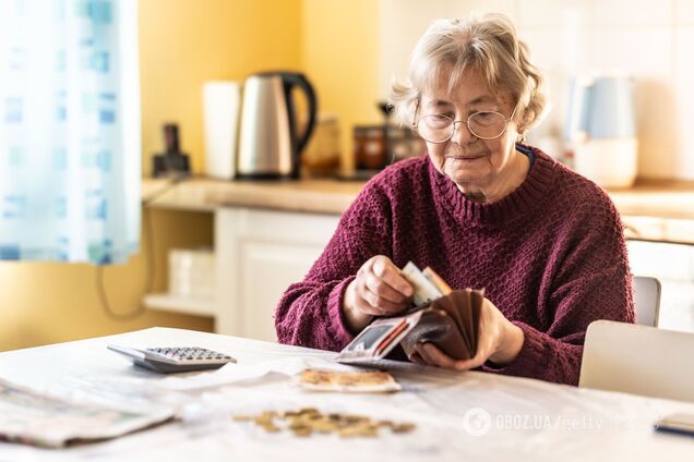 Пожилая женщина, считающая деньги в валюте Европейского Союза. Иллюстрация