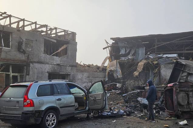 Горел супермаркет, повреждена многоэтажка: появились новые кадры последствий атаки РФ на Николаев. Фото и видео