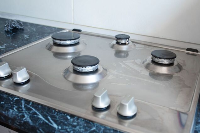 Чем отчистить 'пригоревшие' пятна на варочной поверхности: получится за считаные секунды