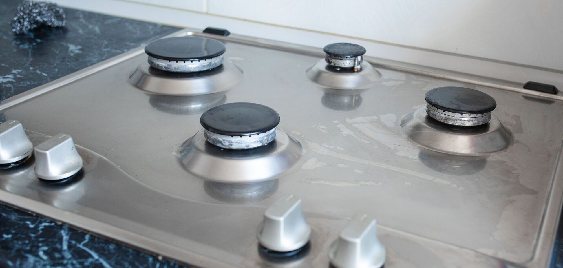 Чем отчистить 'пригоревшие' пятна на варочной поверхности: получится за считаные секунды