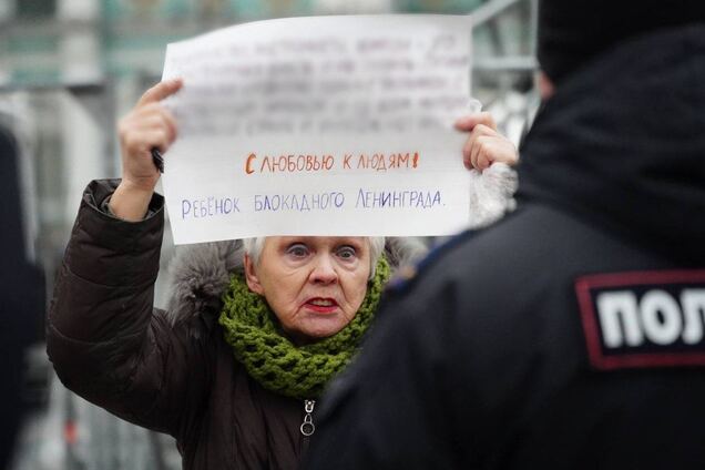 В Петербурге задержали 84-летнюю блокадницу за антивоенный пикет. Фото
