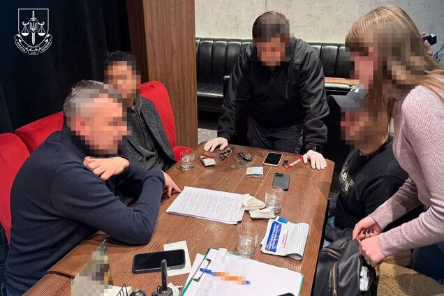 В Україні кинули за грати іноземного шпигуна, який намагався отримати секретну технічну документацію на український літак. Фото