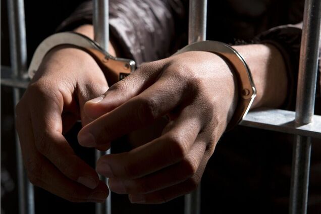 На Київщині 37-річний чоловік протягом року ґвалтував неповнолітніх падчерок. Подробиці справи