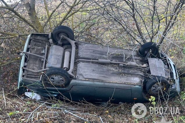 На Київщині легковик з’їхав у кювет та перекинувся: серед постраждалих є дитина. Фото та подробиці