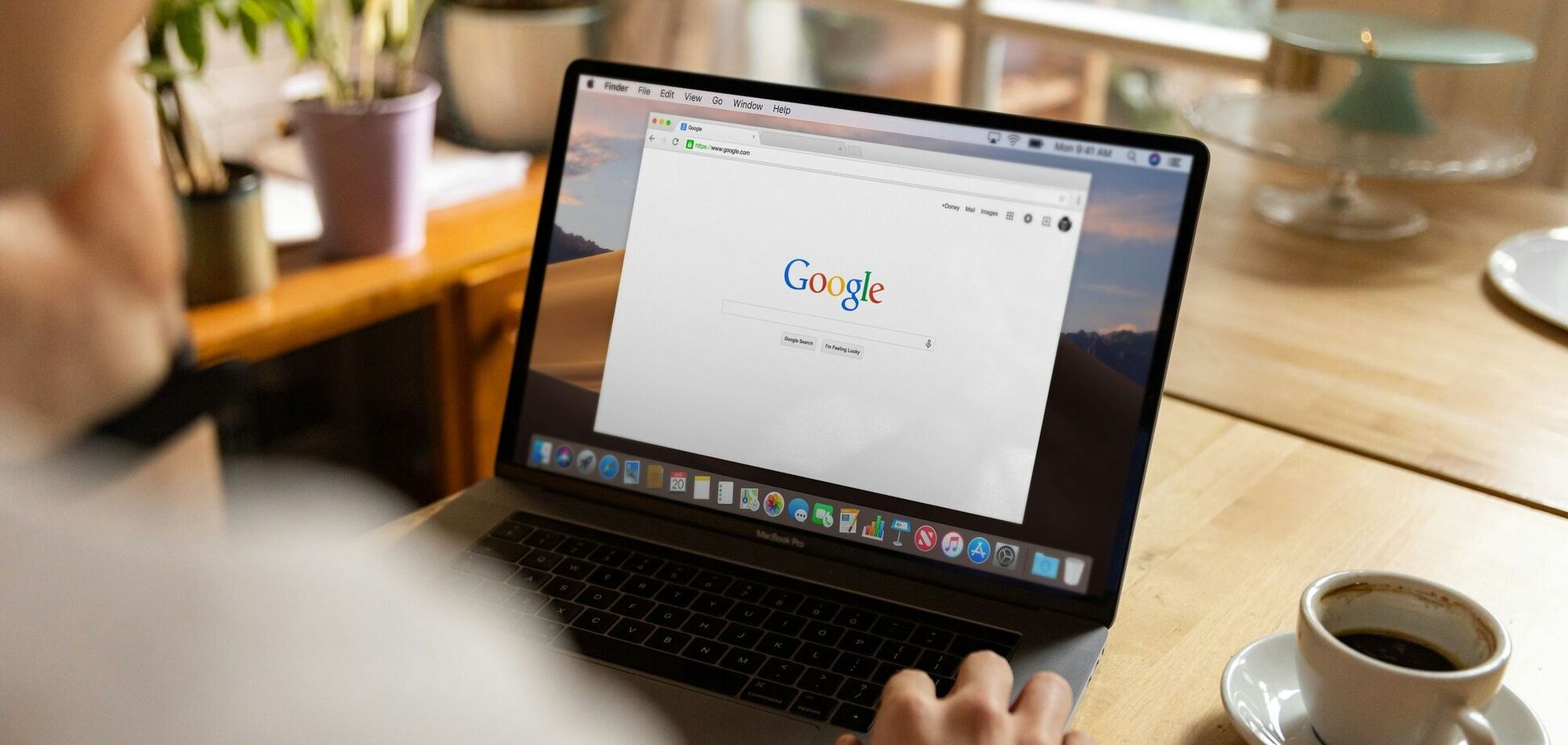 Иллюстрация - женщина ищет в Google