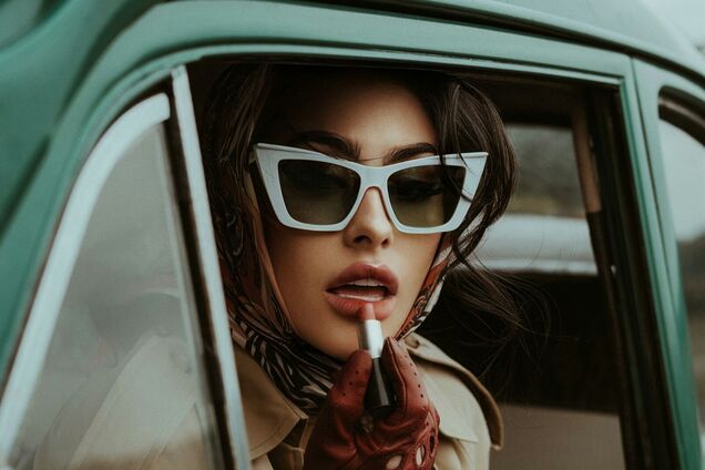 Яку помаду носити цієї осені та зими: відтінки, що справлять фурор