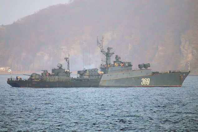 Дым был виден издалека: появились данные о корабле Черноморского флота РФ, который горел в оккупированном Севастополе. Фото и видео