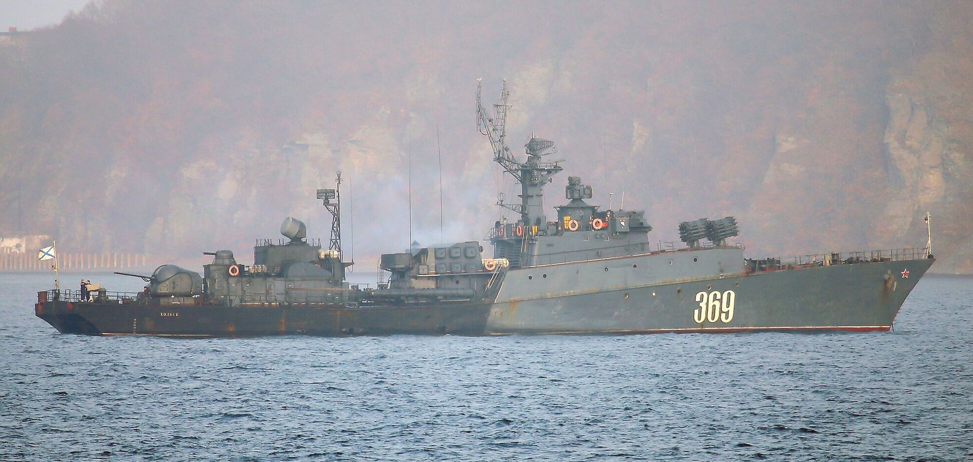 Дым был виден издалека: появились данные о корабле Черноморского флота РФ, который горел в оккупированном Севастополе. Фото и видео