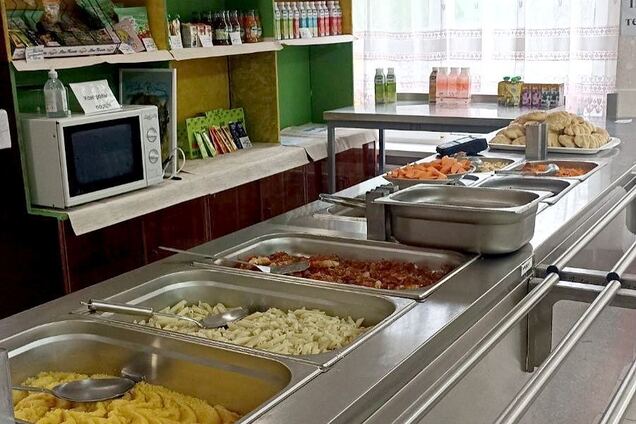 В Украине предложили бесплатно кормить учителей в школе: разгорелась громкая дискуссия