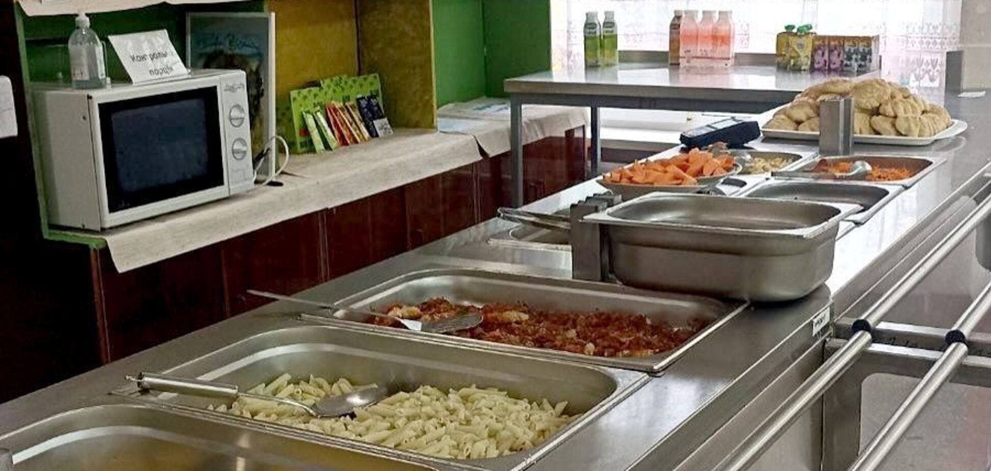 В Украине предложили бесплатно кормить учителей в школе: разгорелась громкая дискуссия