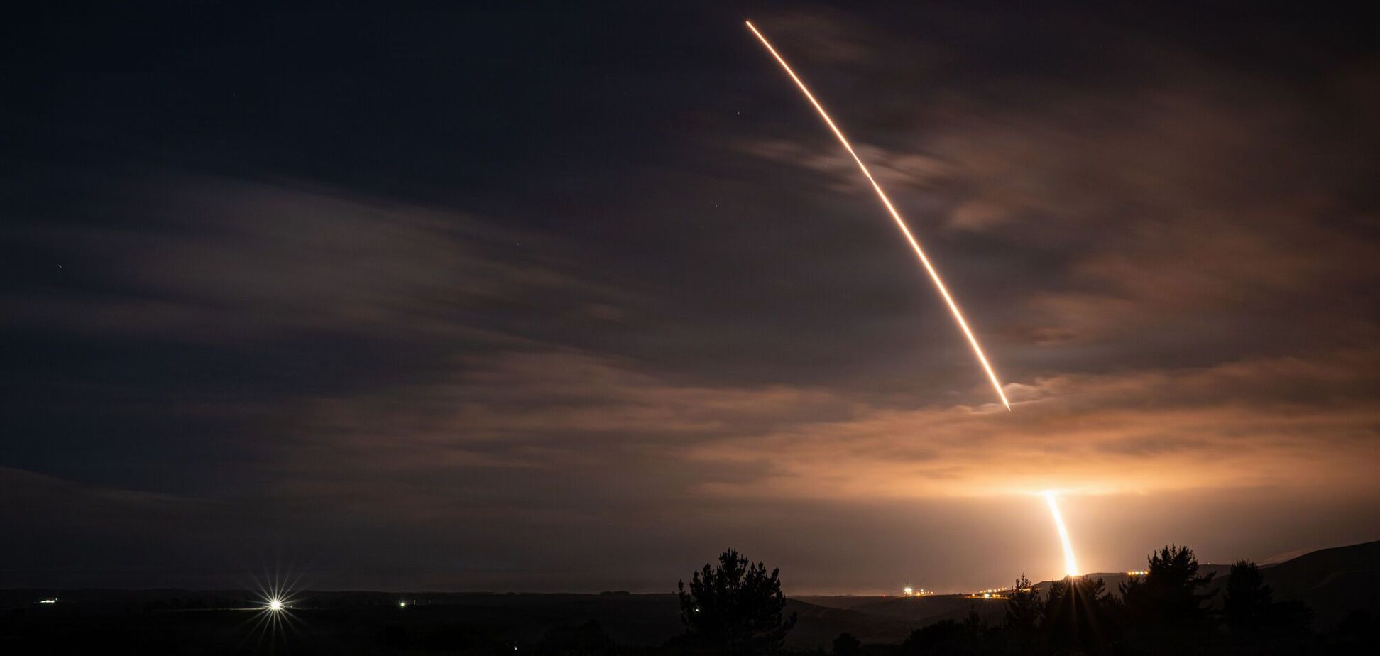 США провели испытательный пуск межконтинентальной баллистической ракеты, способной нести ядерный заряд: что о ней известно