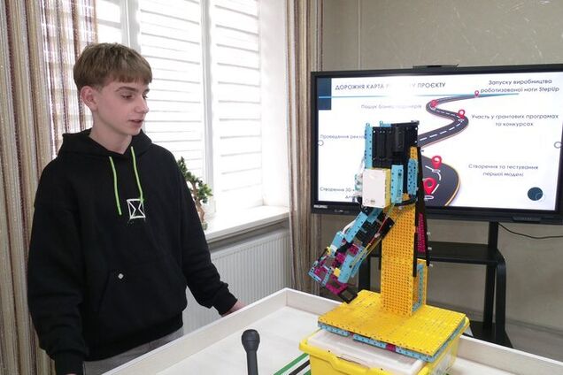 Работал два месяца: в Ривненской области школьник создал из Lego тренажер для реабилитации ветеранов. Фото и видео