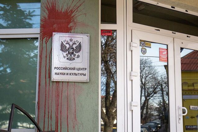 'Он совсем не культурный': правительство Молдовы закрывает культурный центр 'Русский дом' в Кишиневе