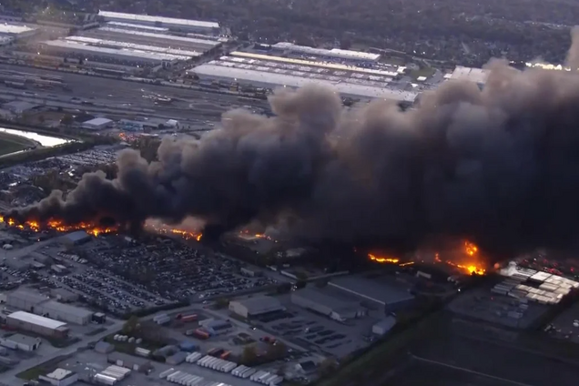В США разбился грузовой самолет: семь человек погибли, 11 пострадали. Фото и видео