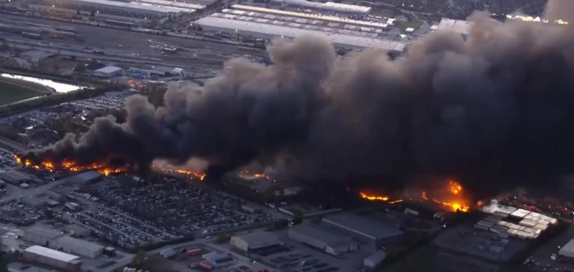 В США разбился грузовой самолет: семь человек погибли, 11 пострадали. Фото и видео
