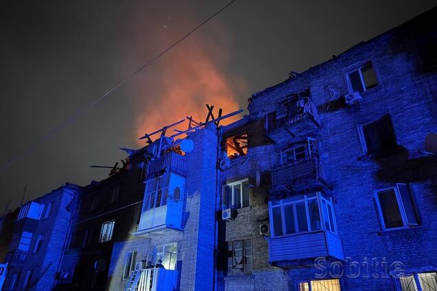 Росія атакувала Кам'янське на Дніпропетровщині: горіла багатоповерхівка, є постраждалі. Фото і відео