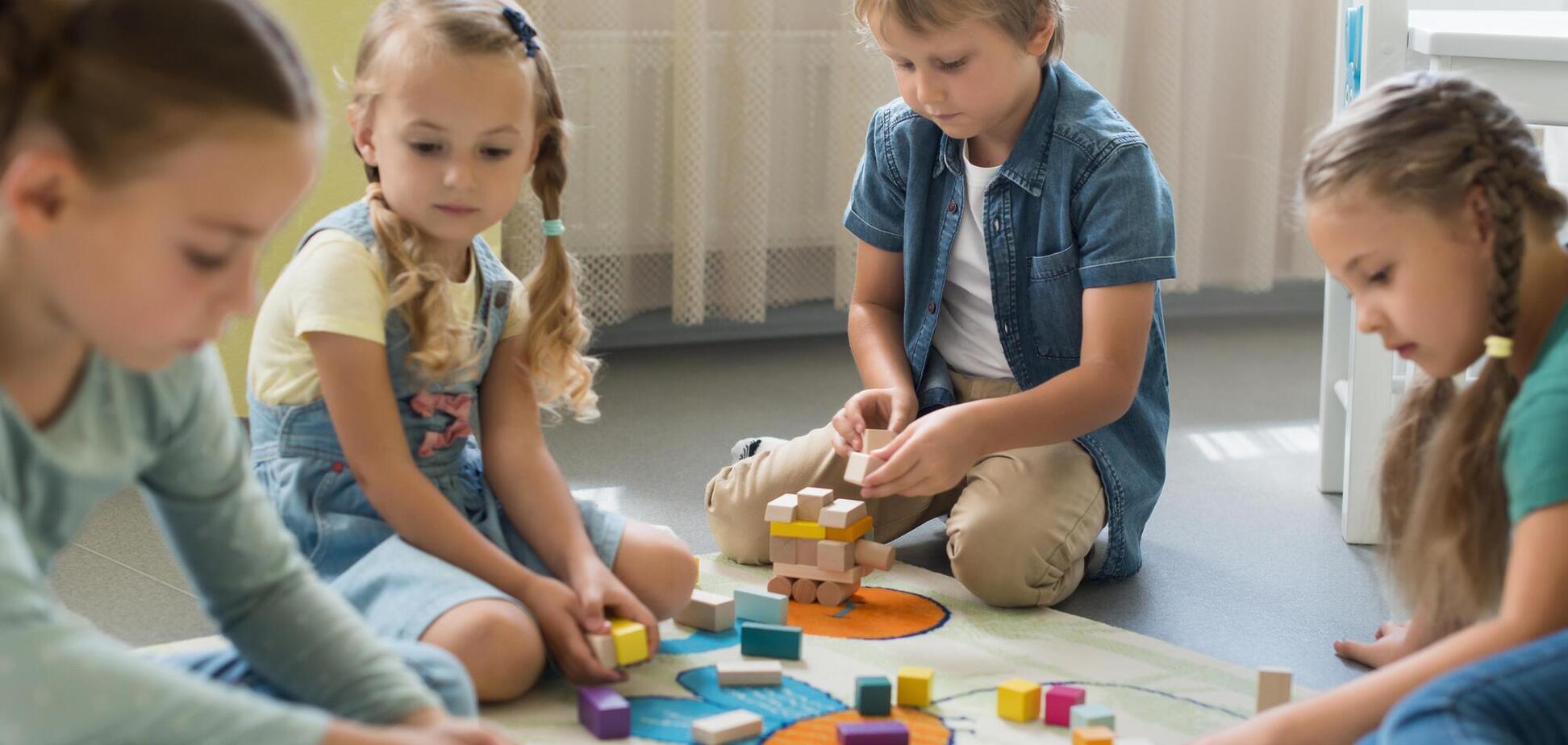 'Не запізнюйтесь на хвилину мовчання, споживайте контент українською'. Мережу розчулило повідомлення від вихователів державного садка в Києві