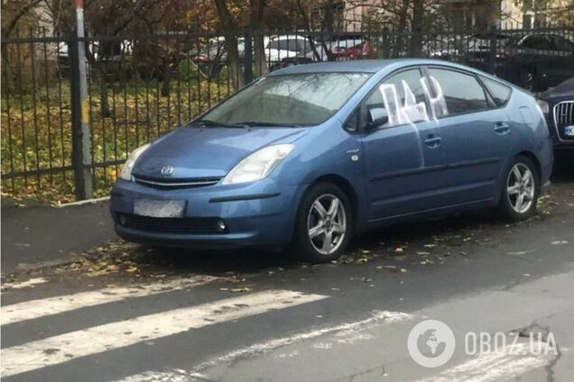 В Киеве на Позняках 'герою парковки' прямо намекнули, что он нарушил ПДД. Фотофакт