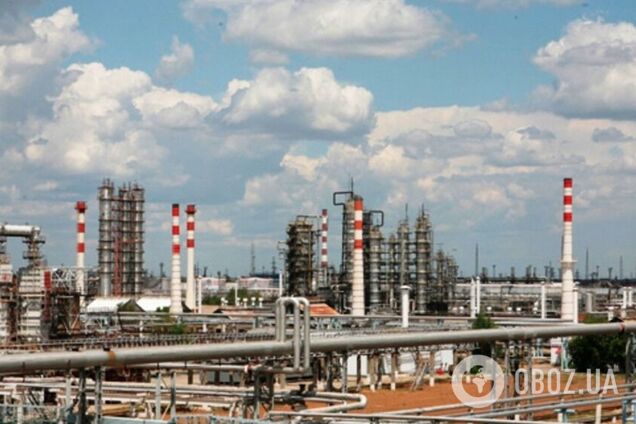 Украинские дроны атаковали НПЗ 'Лукойла' в Волгограде: зарево видно издалека. Фото