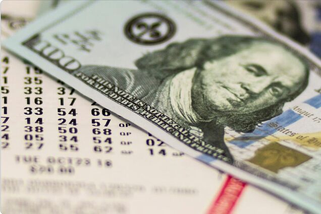 Лотерейный билет и 100 долларов США как символ выигрыша. Иллюстрация