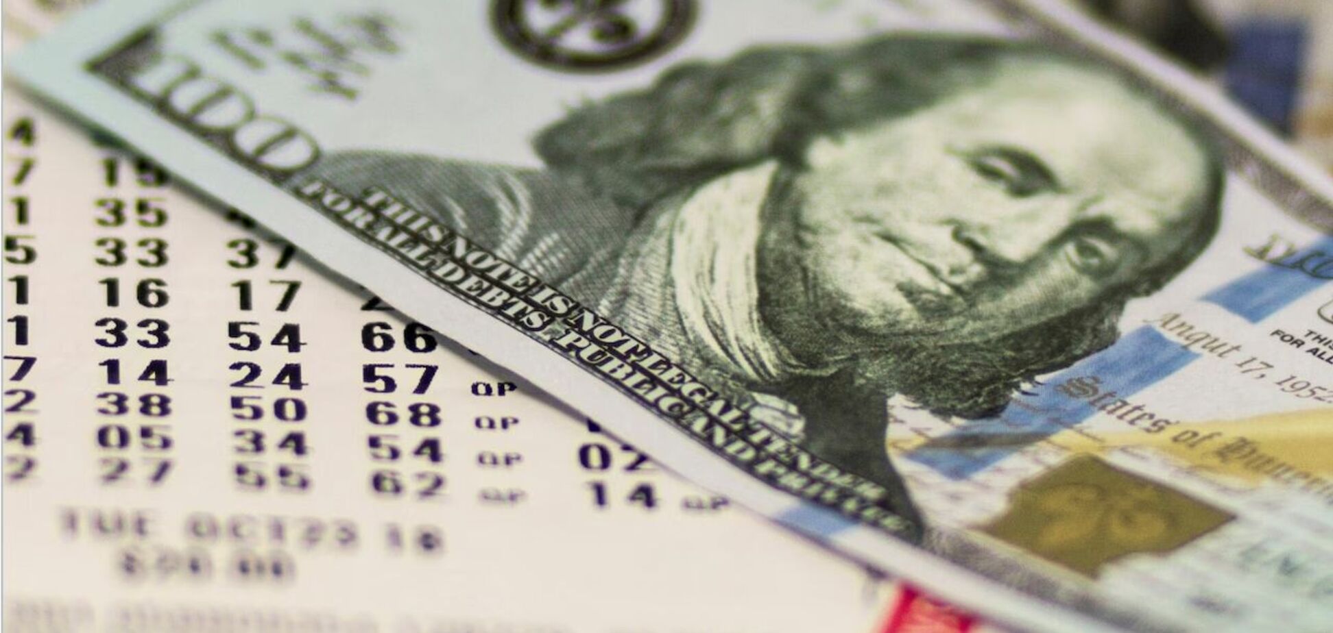 Лотерейный билет и 100 долларов США как символ выигрыша. Иллюстрация