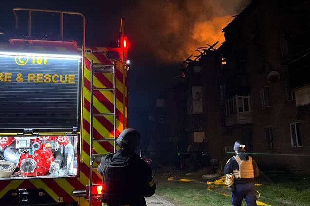 Разрушен один из подъездов дома, погиб человек: появились новые данные о последствиях атаки РФ на Каменское. Видео